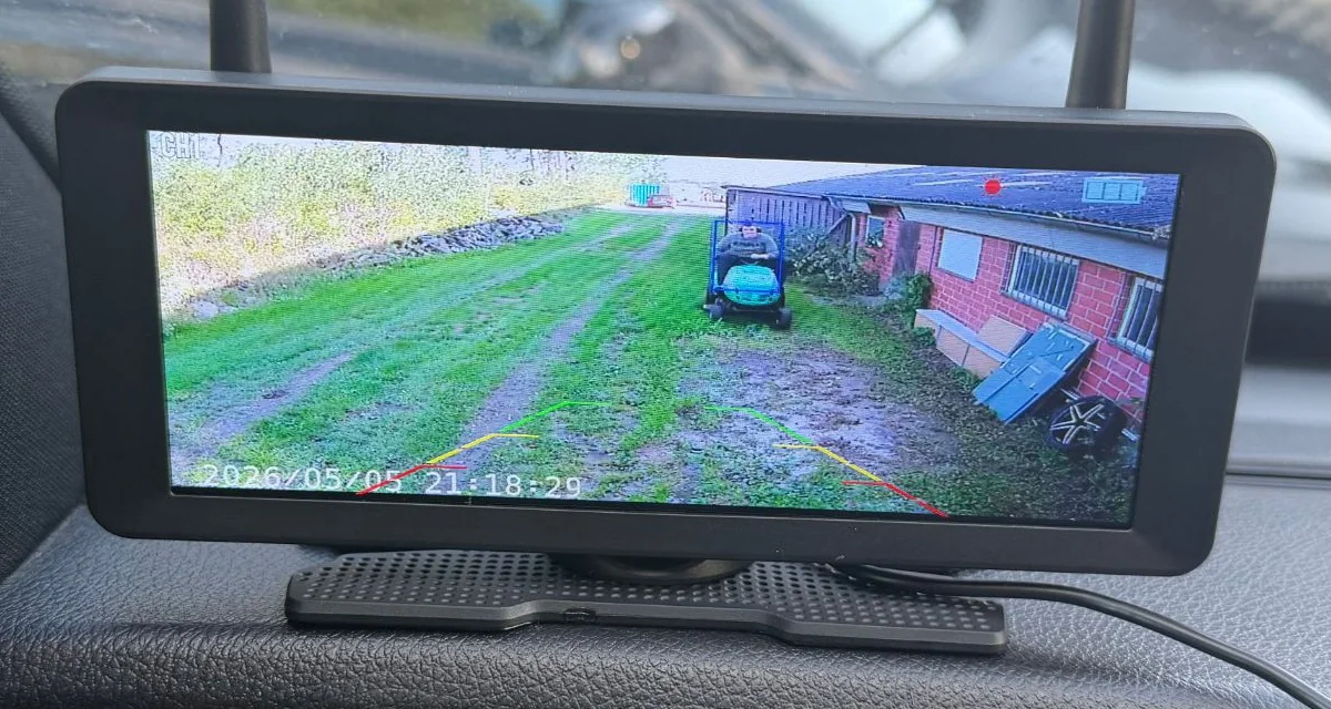 Der Monitor auf dem Armaturenbrett, im Bild der Aufsitzmäher mit blauem Erkennungsrahmen und die Hilfslinien