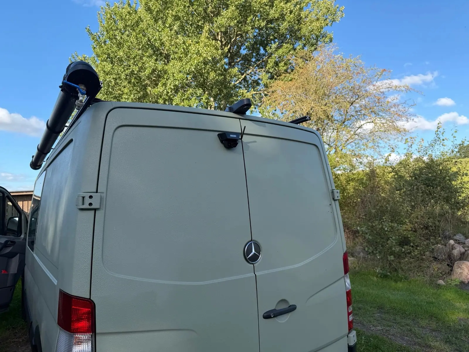 Die Solar 5B AI per Magnet oben an der Hecktür unseres Sprinter 906. Darüber sitzt unser alter Kabelversuch, der nie angeschlossen wurde und jetzt abkommt