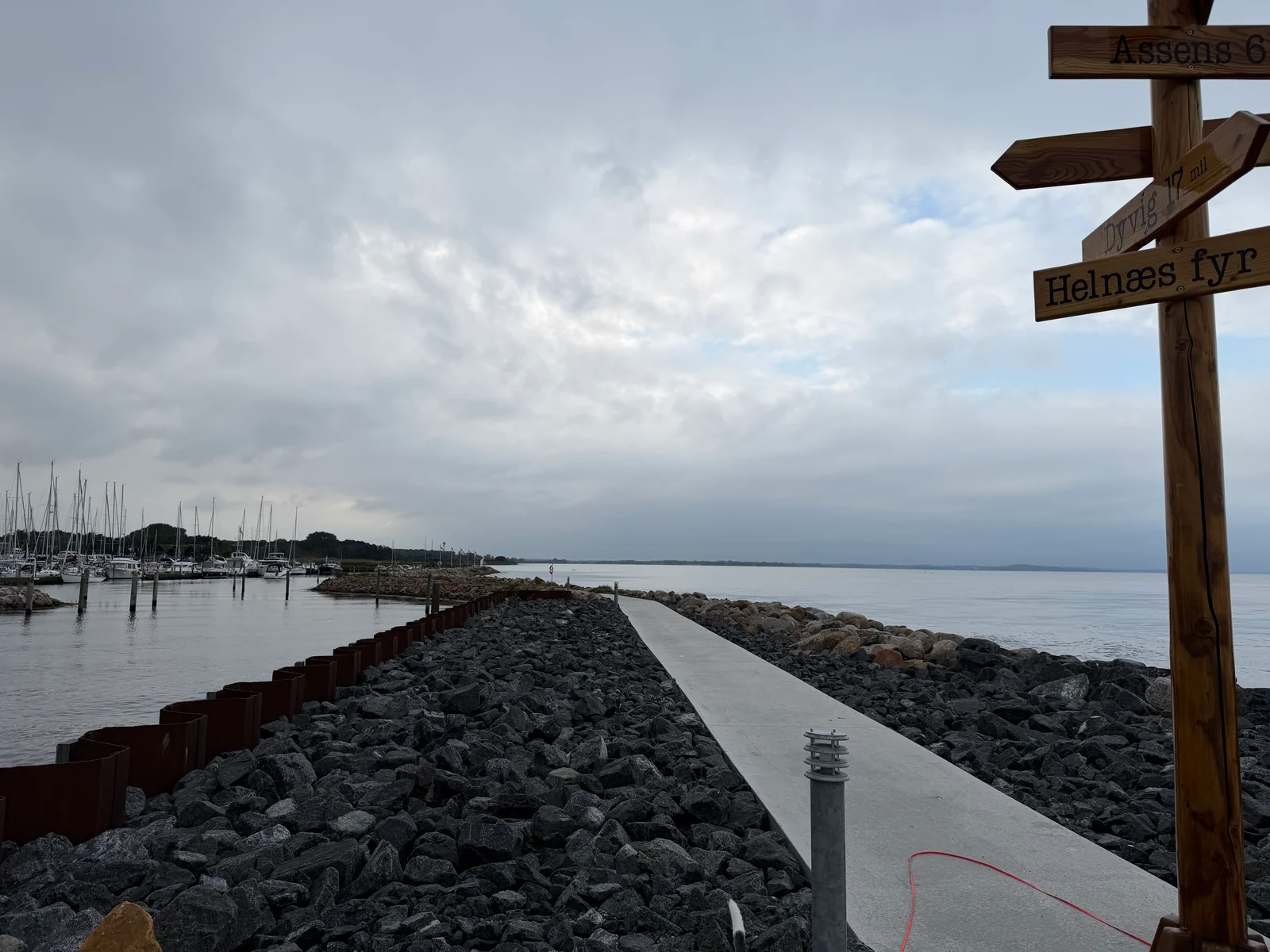 Die Mole führt bis zur Hafeneinfahrt. Links im Bild das Hafenbecken, rechts das offene Meer