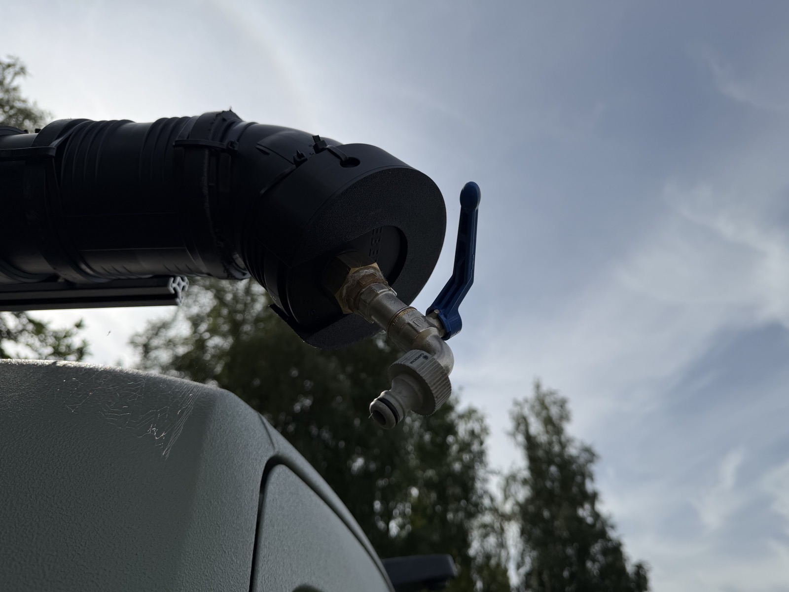 Die gedruckte Kappe mit Wasserhahn-Ausschnitt am vorderen Ende